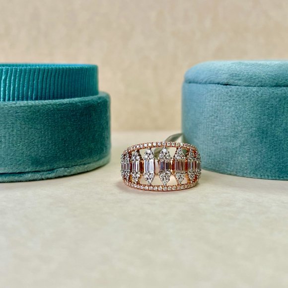 Baugette & Round Glamour Diamond Ring - Picture 5 of 7